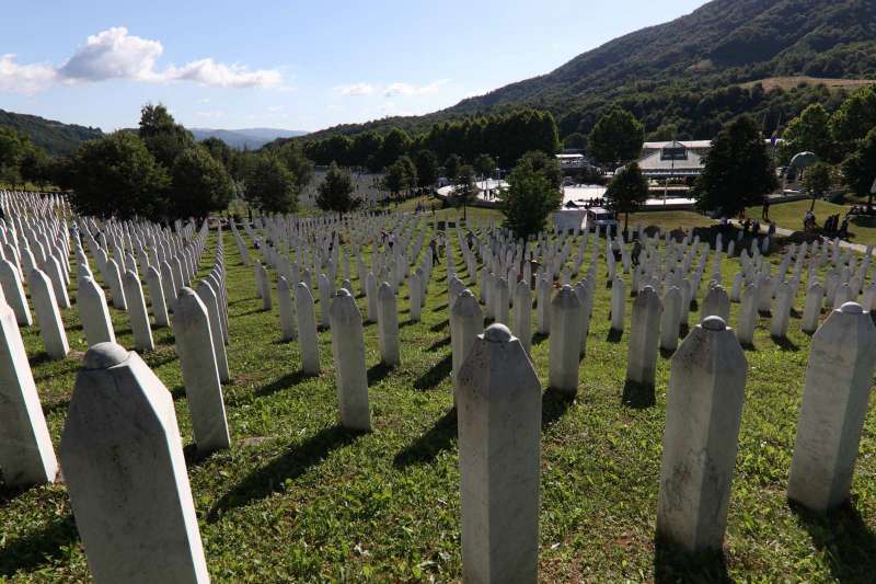 I ove godine veliki broj ljudi prisutan na dženazi u Potočarima