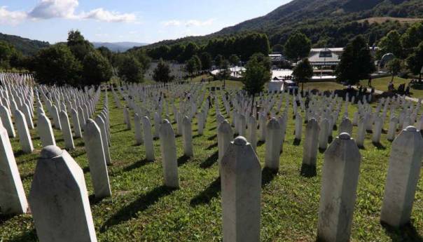 I ove godine veliki broj ljudi prisutan na dženazi u Potočarima