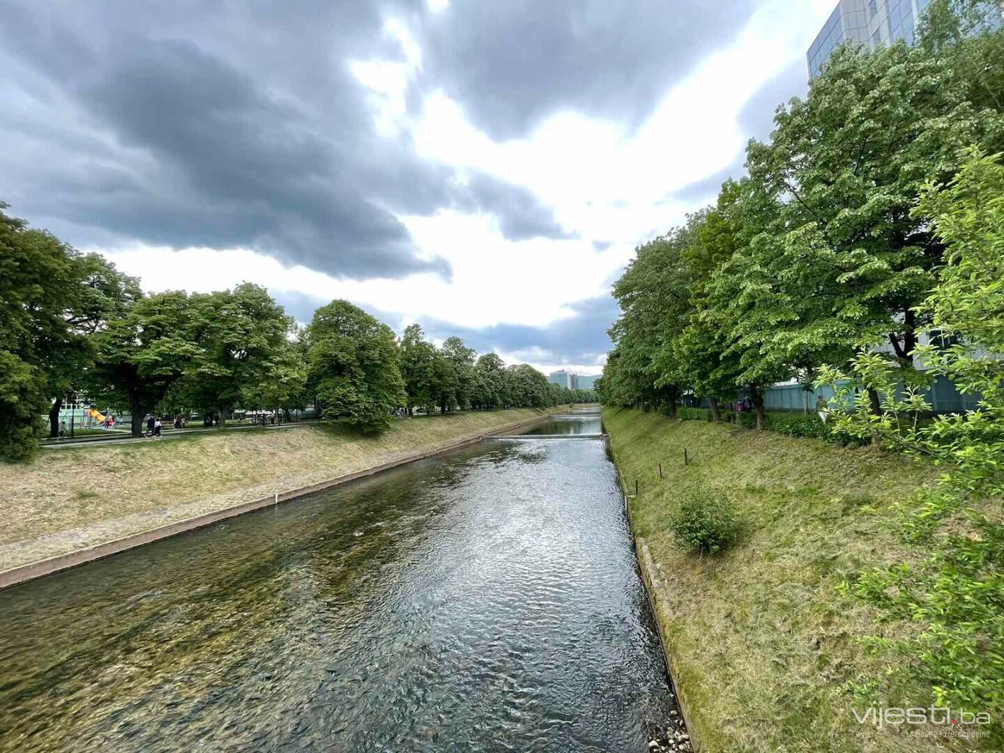 I sutra u BiH oblačno vrijeme, u većem dijelu Bosne povremeno slaba kiša