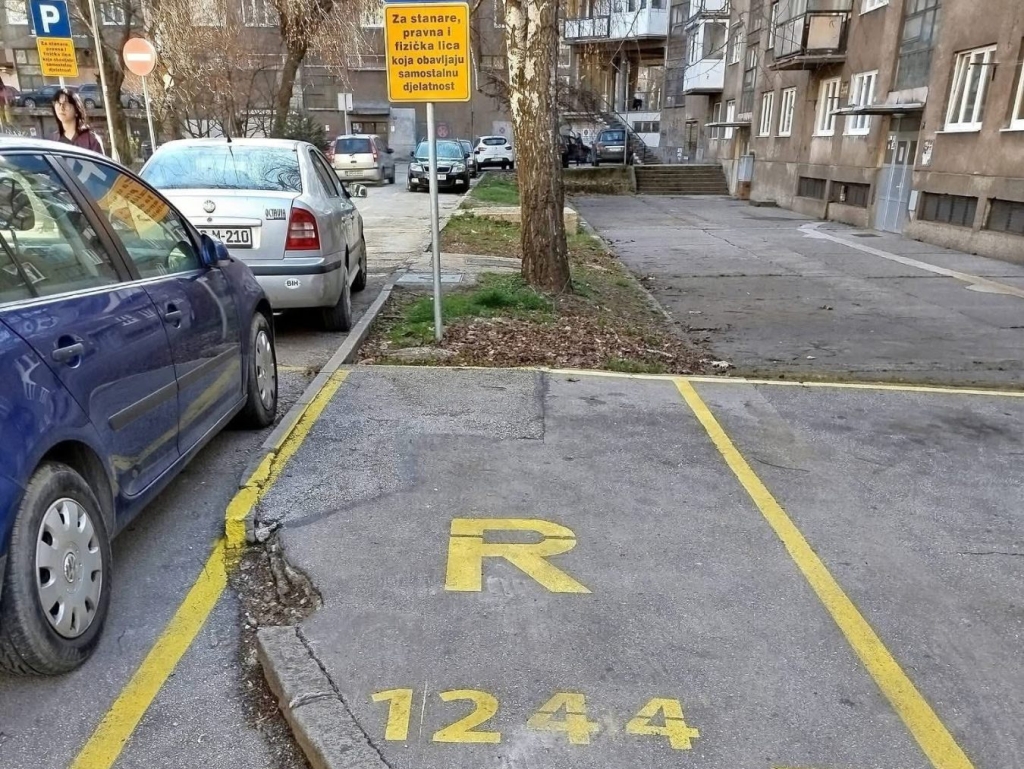 I to je moguće u BiH: Trotoar pretvoren u parking koji se naplaćuje