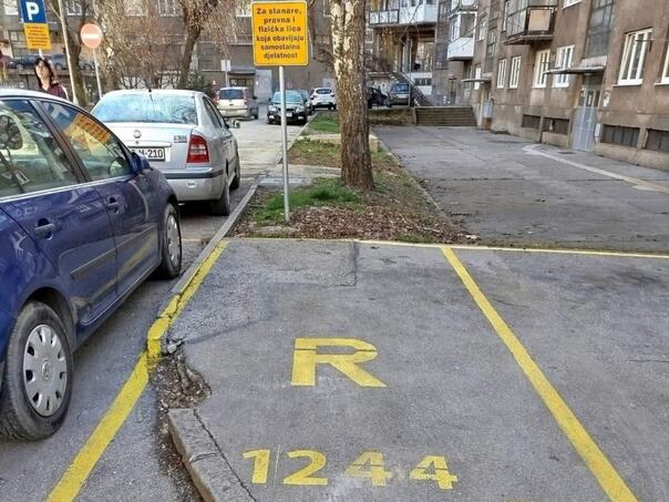 I to je moguće u BiH: Trotoar pretvoren u parking koji se naplaćuje