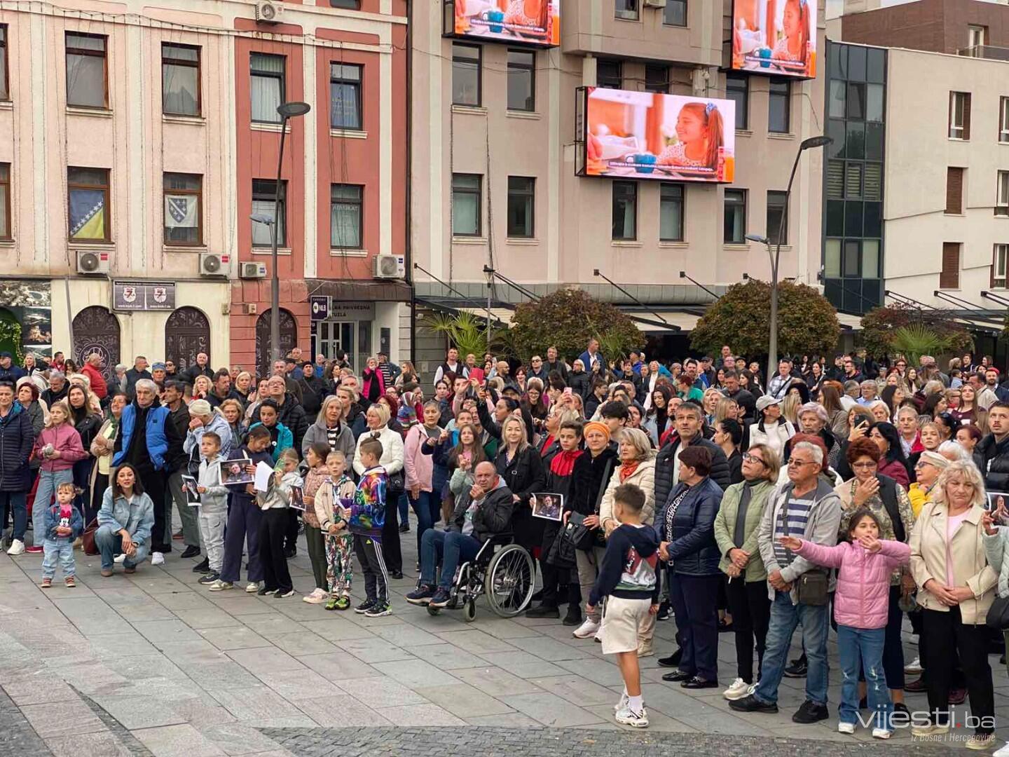 I Tuzla se danas sjeća Halida: Brojni građani na Trgu slobode