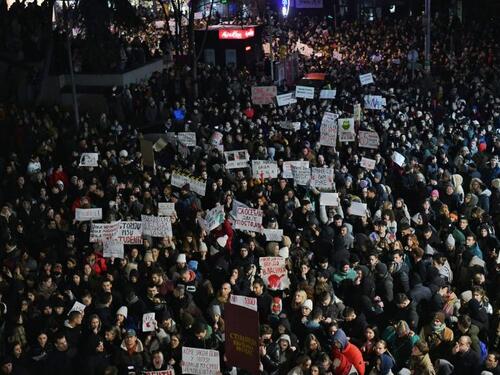 I večeras ogromni protesti u Beogradu: Okupljena masa ispred RTS-a