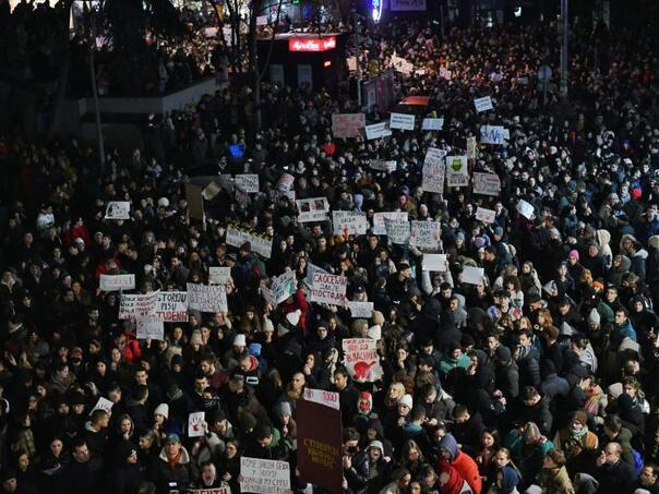 I večeras ogromni protesti u Beogradu: Okupljena masa ispred RTS-a