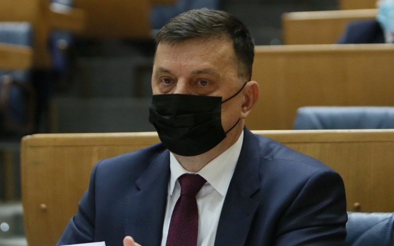 I vlast i opozicija pozivaju Tegeltiju da se probudi ili odstupi