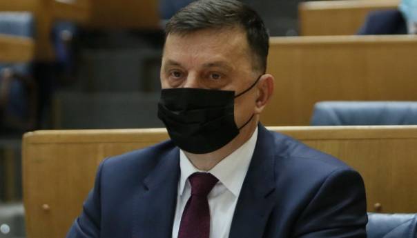 I vlast i opozicija pozivaju Tegeltiju da se probudi ili odstupi