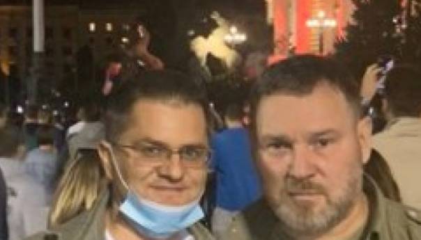 I Vuk Jeremić ispred zgrade Skupštine Srbije