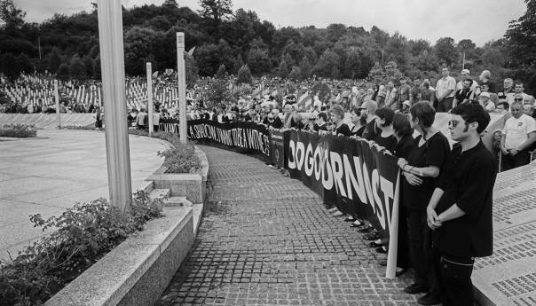 I 'Žene u crnom' u Potočarima odaju počast žrtvama genocida
