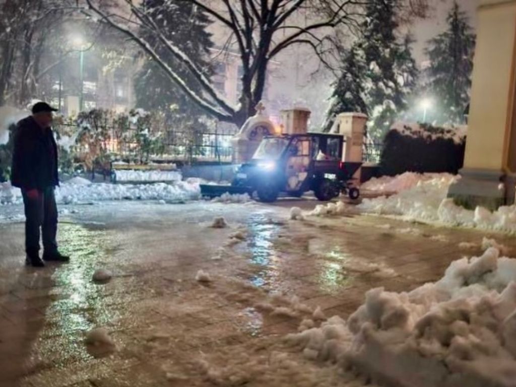 Iako im nije obaveza: CZ očistila dvorište Saborne crkve uoči Badnje večeri