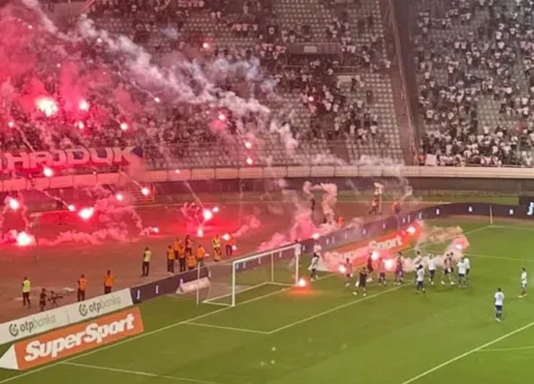 Iako su pobijedili: Torcida zasula igrače bakljama zbog neizvjesne utakmice