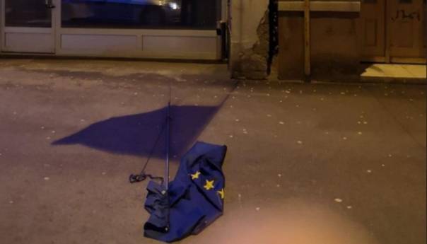 Identificiran muškarac koji je potrgao zastavu EU sa zgrade Ambasade Hrvatske