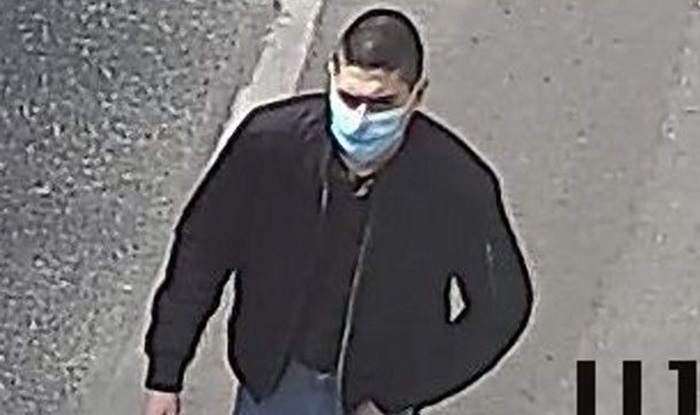 Identifikovan muškarac koji je crtao kukasti križ na smrtovnici