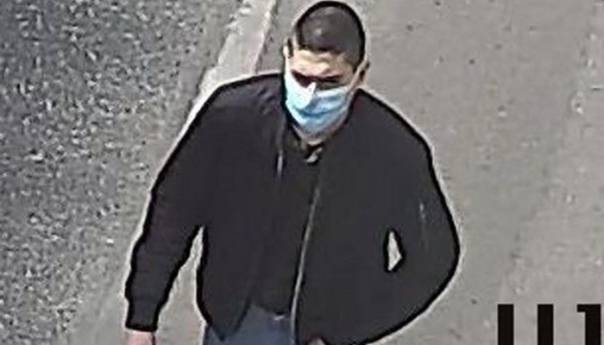 Identifikovan muškarac koji je crtao kukasti križ na smrtovnici