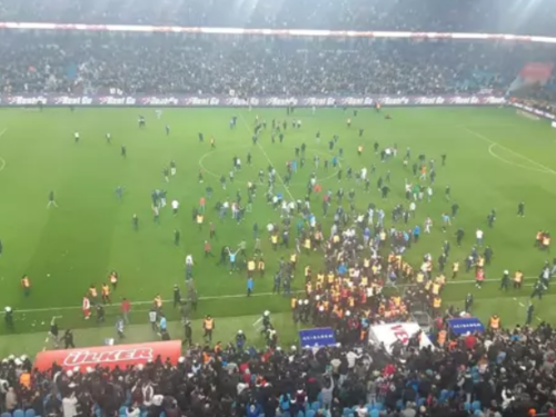 Igrači Fenerbahčea napadnuti na terenu nakon pobjede