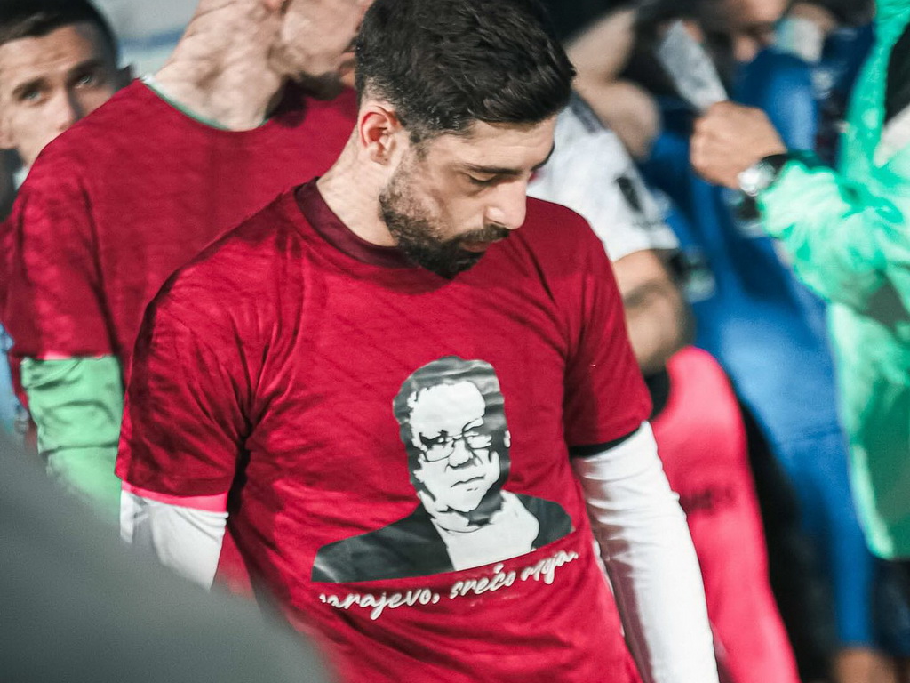 Igrači Sarajeva u majicama sa likom Halida Bešlića, na Grbavici "Ljiljani"
