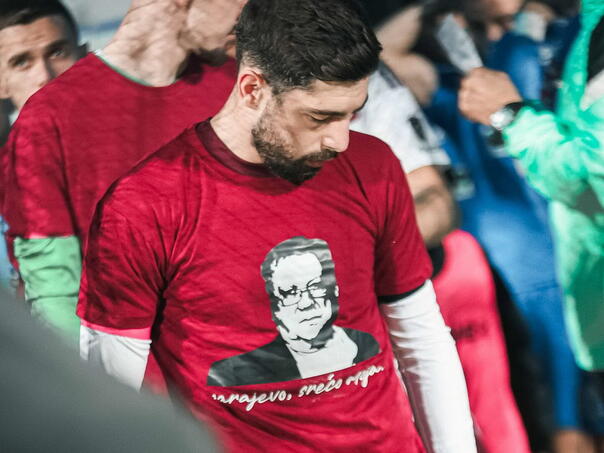 Igrači Sarajeva u majicama sa likom Halida Bešlića, na Grbavici "Ljiljani"
