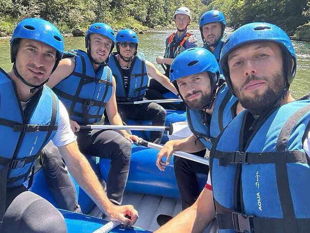 Igrači Željezničara iskoristili dan reprezentativne pauze za rafting na Neretvi