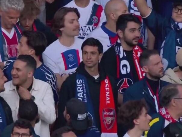 Ikona PSG-a snimljena u kopu među navijačima na Emiratesu