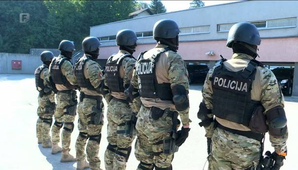 Ilidža: Krijumčarili migrante, bježali pa napali policiju