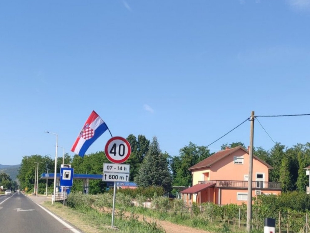 Imaju li odobrenje? Po Čapljini postavljene zastave Hrvatske