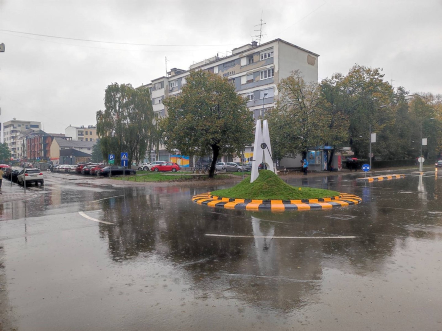 Imitacija belgijske: Banjalučka štipaljka nakon tepiha dobila travu