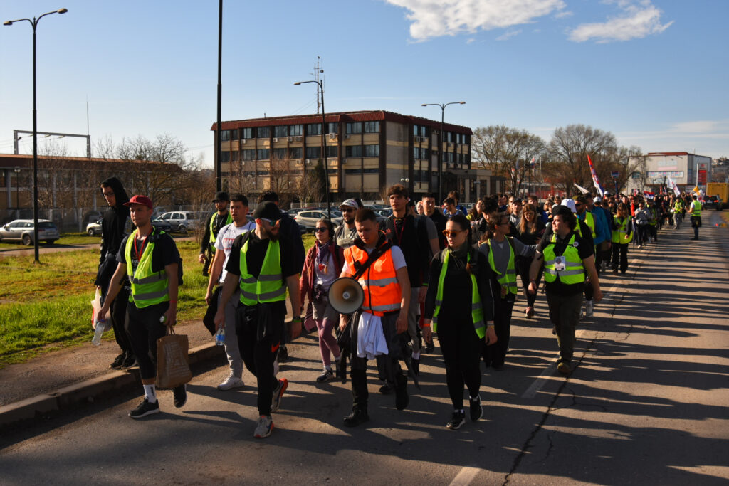 Incident na protestu u Pančevu: Nervozni vozač kolima udario studenta redara