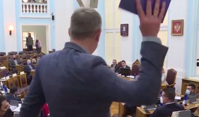 Incident u Skupštini Crne Gore, poslanik bacio poslovnik
