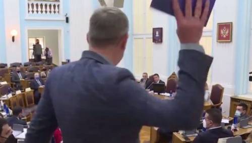 Incident u Skupštini Crne Gore, poslanik bacio poslovnik