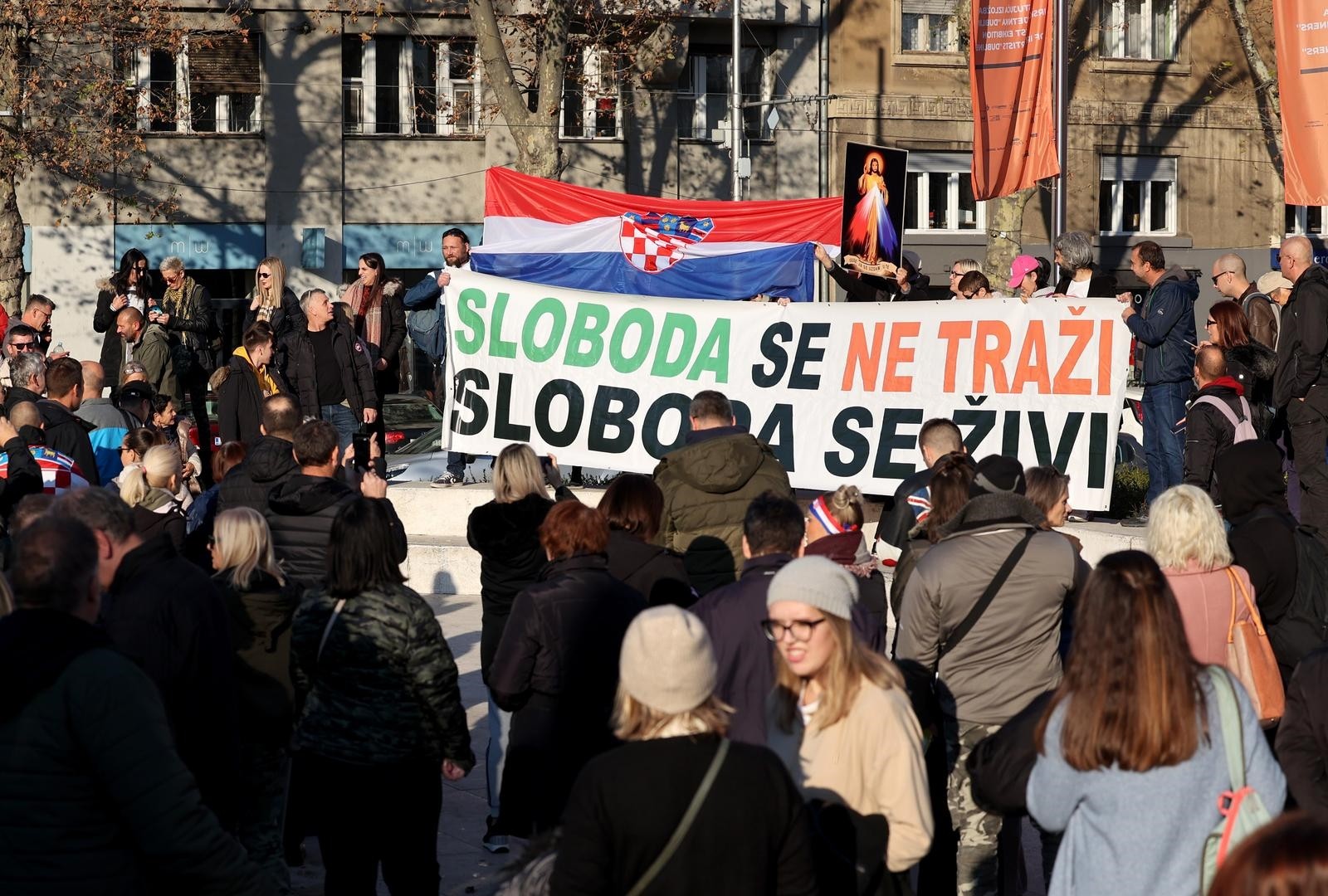 Incident u Zagrebu: Demostranti napali novinara RTL-a