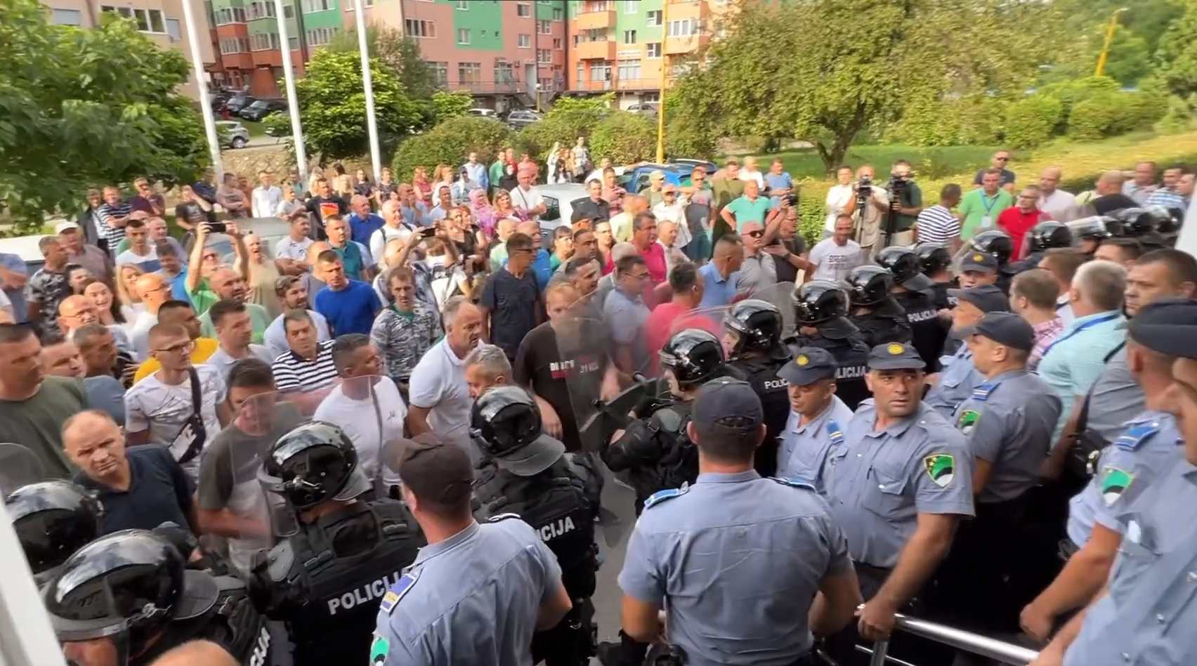 Incidenti u Banovićima: Tuča pred zgradom Općine