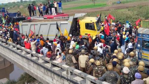 Indijski poljoprivrednici se sukobili s policijom u New Delhiju tokom protesta