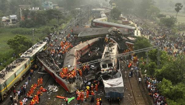 Indijski ministar: Greška u signalizaciji izazvala željezničku nesreću