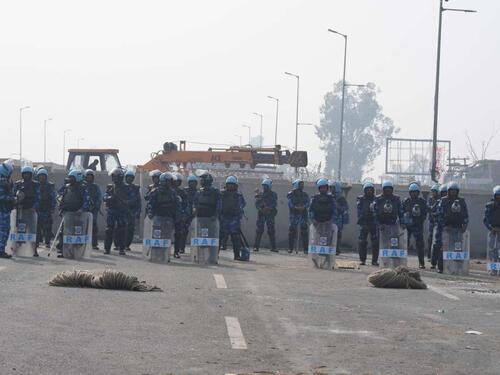 Indijski poljoprivrednici se sukobili sa snagama sigurnosti na putu do New Delhija