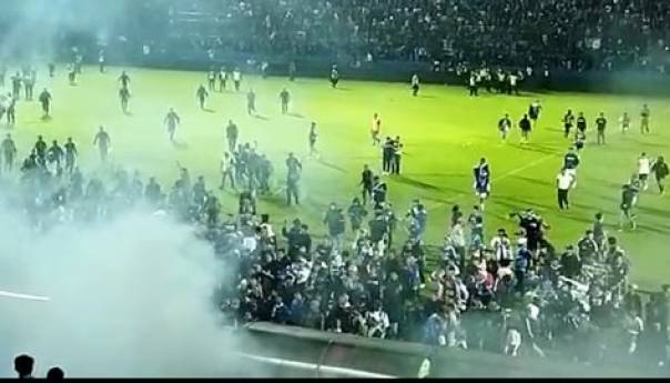 Indonežani se opraštaju od poginulih na stadionu