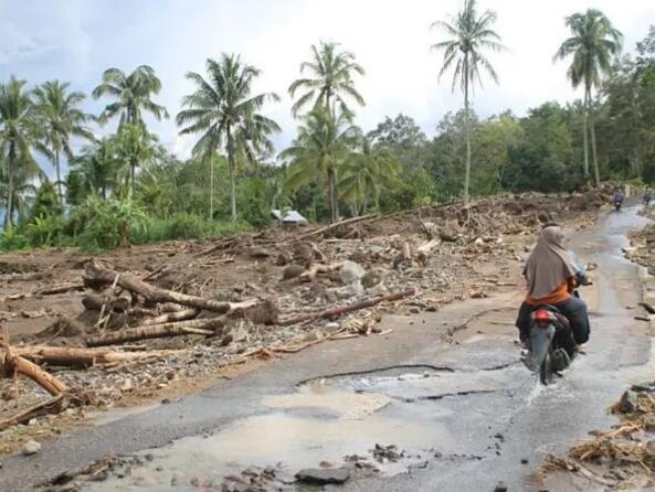 Indonezija pogođena nezapamćenim poplavama, stotine mrtvih i nestalih