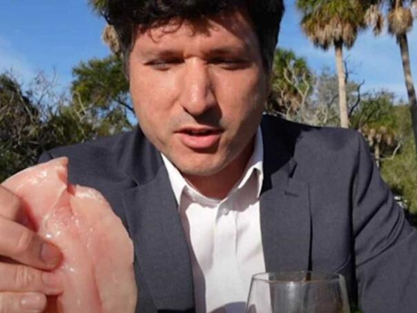 Influenser danima jeo sirovu piletinu, stručnjaci zapanjeni onim što mu se dogodilo