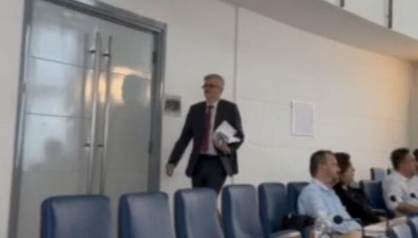 Video: Mandić ljutito napustio sjednicu, novinar Vijesti ometan