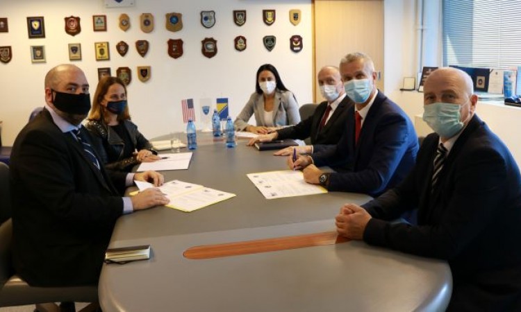 INL donirao dezinfekciona sredstva Direkciji za koordinaciju policijskih tijela