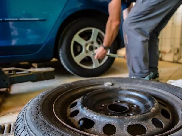 Inspekcija 'češljala' skladište u Rajlovcu: Tri Kineza popravljala autodijelove 'na crno'