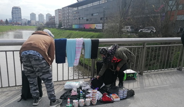 Inspekcija uklonila migrante koji su na Otoci prodavali humanitarnu pomoć