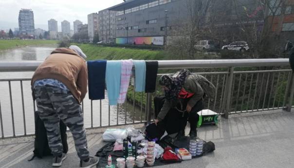 Inspekcija uklonila migrante koji su na Otoci prodavali humanitarnu pomoć