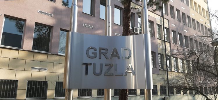 Institucije u Tuzli više ne traže upisivanje imena oba roditelja u formularima