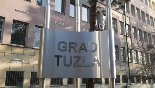 Institucije u Tuzli više ne traže upisivanje imena oba roditelja u formularima