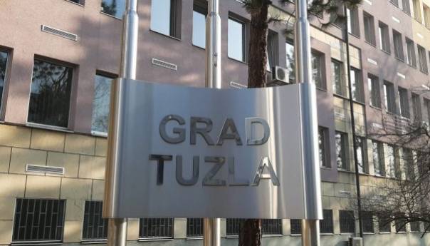 Institucije u Tuzli više ne traže upisivanje imena oba roditelja u formularima