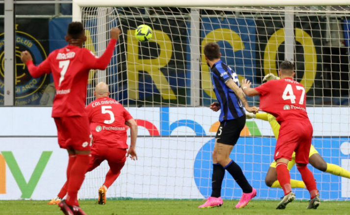 Inter zabilježio neočekivan poraz, Džeko dobio priliku u finišu susreta