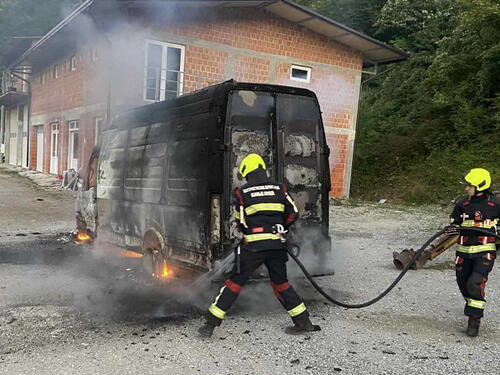 Intervencija vatrogasaca kod kamenoloma u Banjaluci: Gorio kombi