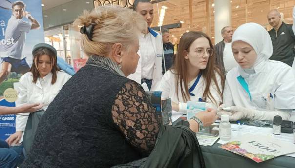 INZ i studenti građanima mjerili tlak i šećer u krvi na Svjetski dan borbe protiv dijabetesa