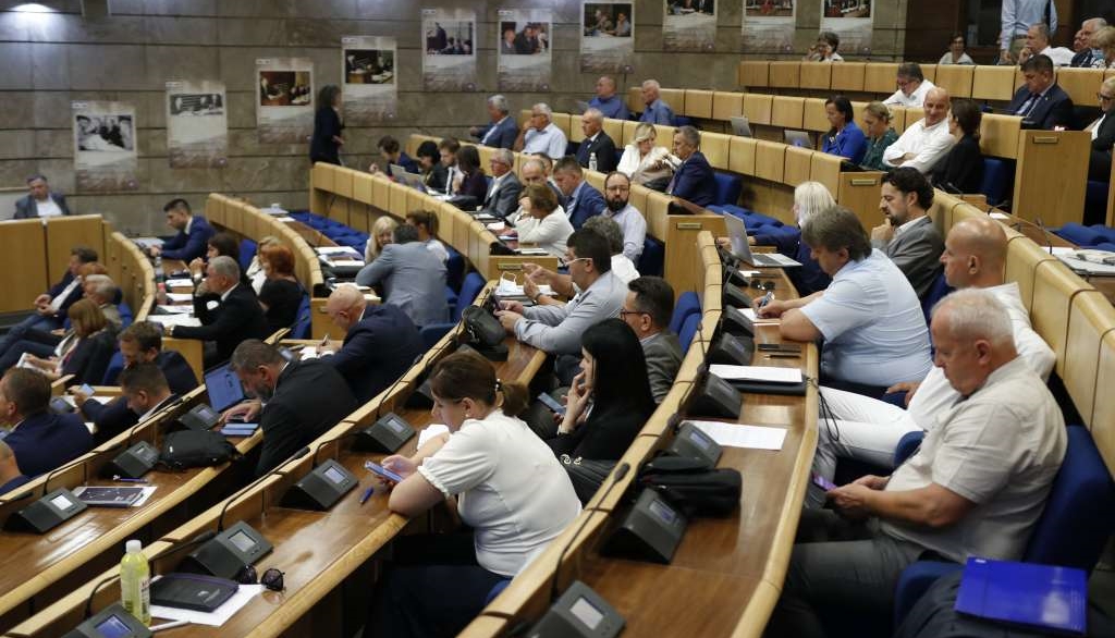Inzko dao šansu Parlamentu, Schmidt ga ignoriše
