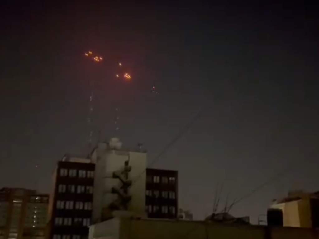 Iran objavio snimak kako obara izraelske raketa iznad Tehrana