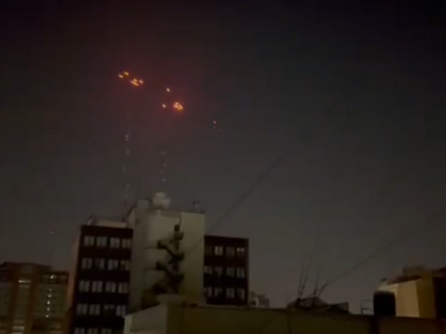Iran objavio snimak kako obara izraelske rakete iznad Tehrana